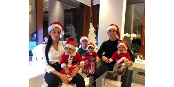 Zdjęcia graczy, którzy towarzyszą swoim rodzinom w domu